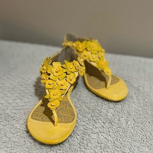 KENNETH COLE REACTION - Lemon Shine Through Sandal - NWOT